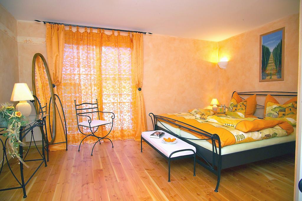 Cleo'S Hotel Kallstadt Room photo